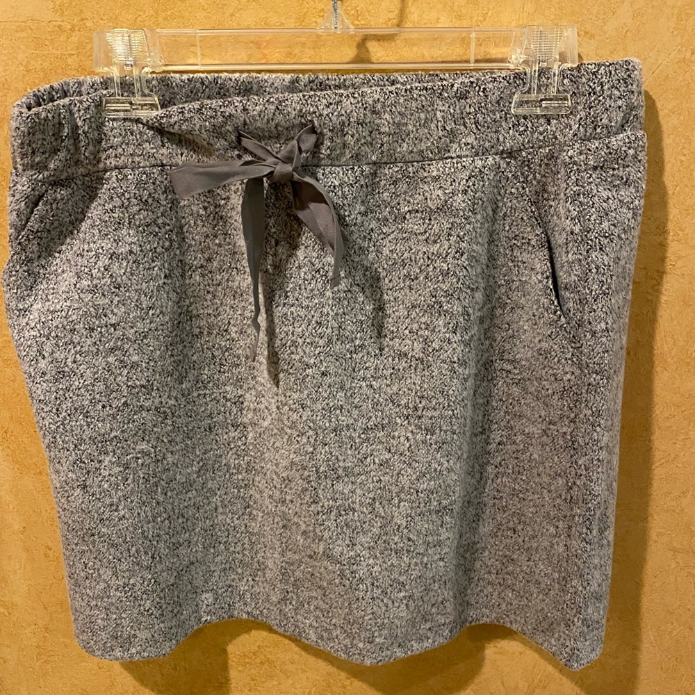 Loft Women’s Fleece Drawstring Waist Skirt. Light grey with flecks. Size M Used